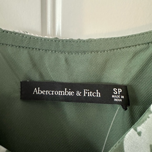 ABERCROMBIE AND FITCH NEW WITH TAGS - Picture 3 of 3